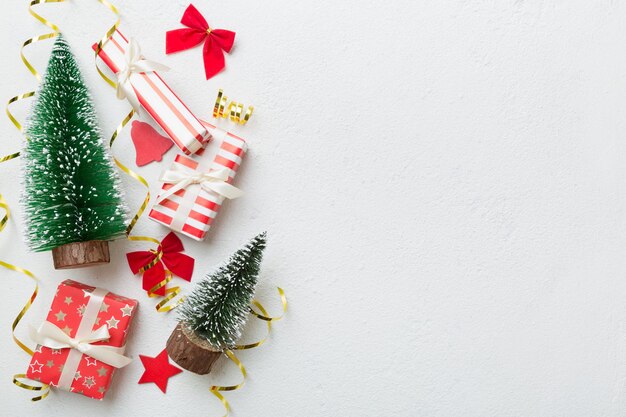 Zusammensetzung des neuen Jahres. Weihnachtsdekorhintergrund mit Geschenkboxen. Draufsicht mit Kopienraum.