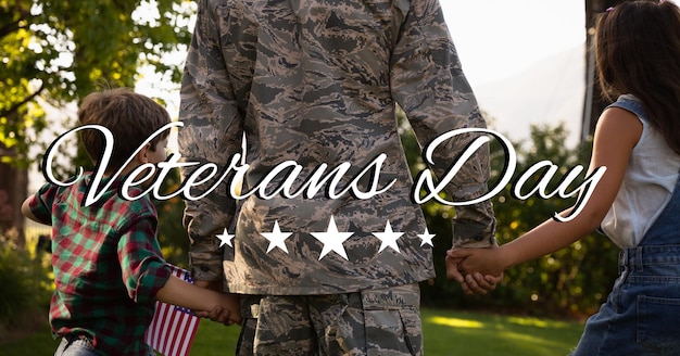 Zusammensetzung des Veteranentagestextes über einem Soldaten mit seiner Tochter und seinem Sohn, die amerikanische Flagge halten