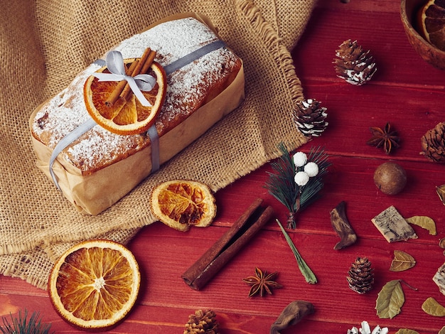 Foto zusammensetzung des weihnachtskuchens mit orange und zimt