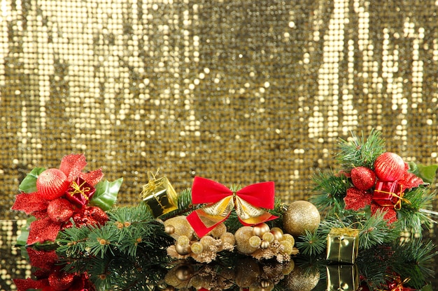 Zusammensetzung des Weihnachtsschmucks auf goldenem Hintergrund