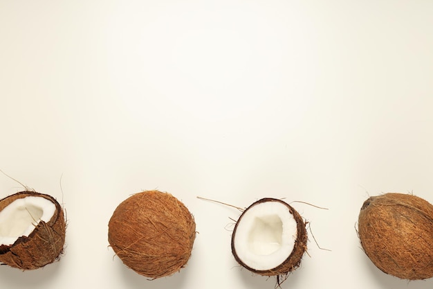 Zusammensetzung für Sommerkonzept mit Kokosnuss auf weißem Hintergrund