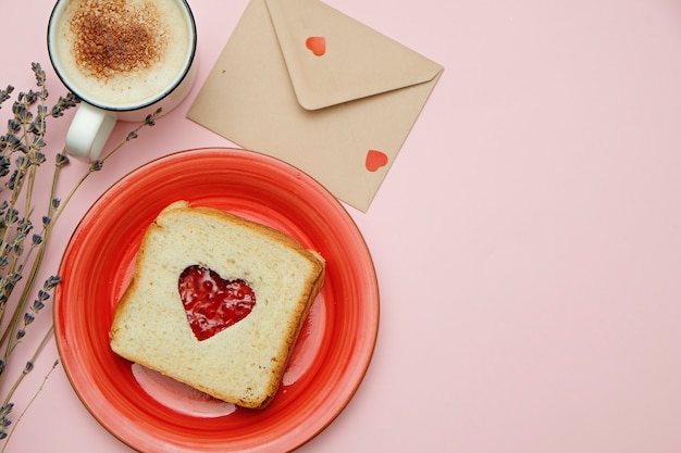 Foto zusammensetzung für valentinstagkarte mit dem kaffee-, umschlag- und sandwichherzen geformt