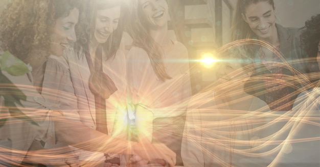 Foto zusammensetzung lächelnder geschäftsfrauen bei der zusammenarbeit über gelbe lichtwege