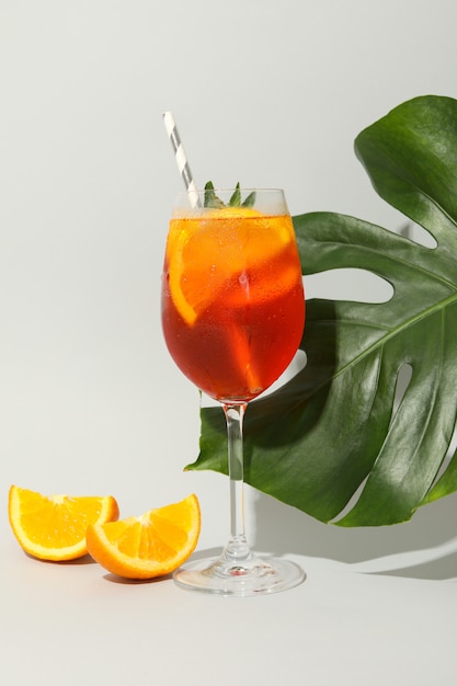 Zusammensetzung mit Aperol-Spritz-Cocktail auf weißem Hintergrund