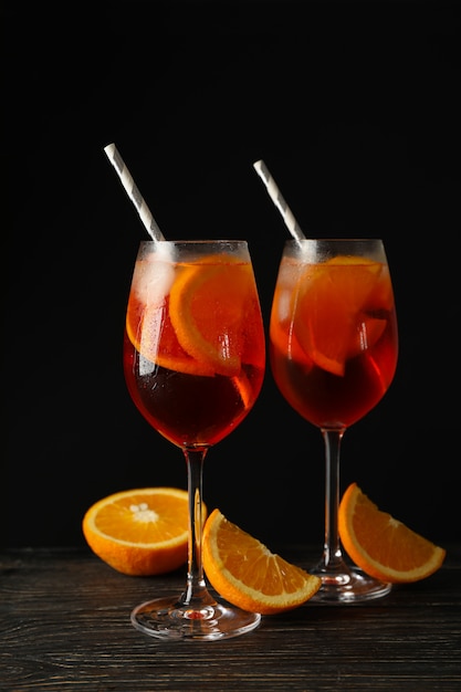 Zusammensetzung mit Aperol Spritz Cocktail gegen Schwarz