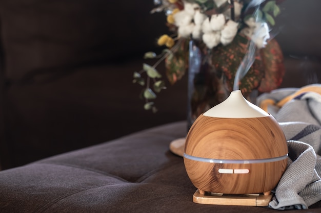 Zusammensetzung mit Aromaöl Diffusor Lampe und Dekor Details. Aromatherapie- und Gesundheitskonzept.