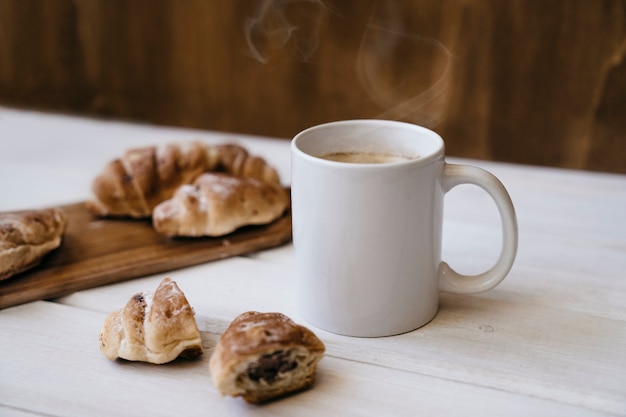 Zusammensetzung mit Croissants und Kaffeetasse
