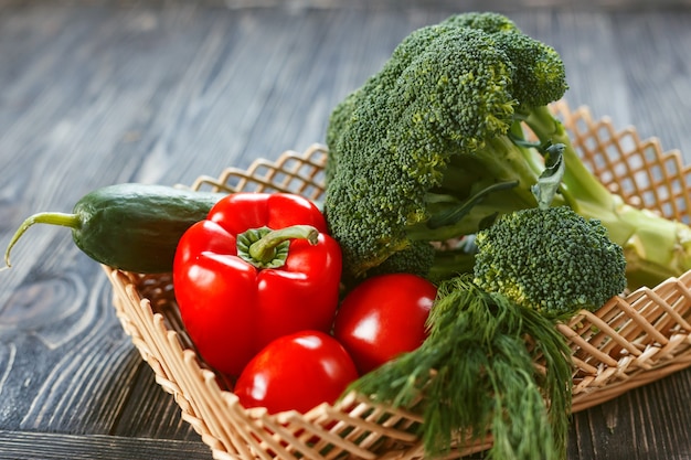 Zusammensetzung mit einer Vielzahl von rohem Gemüse. Vegetarische Diät