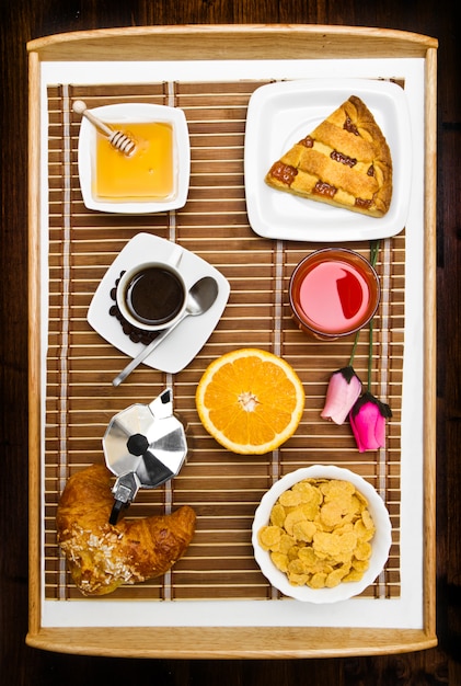 Zusammensetzung mit Frühstück auf dem Tisch