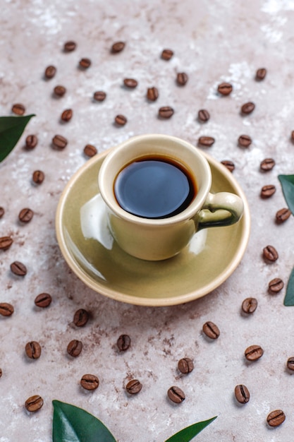 Zusammensetzung mit gerösteten Kaffeebohnen und kaffeebohnenförmigen Keksen