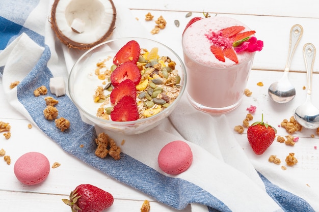 Zusammensetzung mit gesunden Lebensmitteln. Erdbeer- und Joghurtfrühstück auf Tabelle