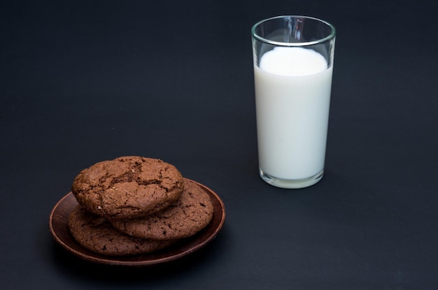 Zusammensetzung mit Kekse und Milch Kuhmilch in einem Glas Ansicht unter einem Winkel von 45 Grad