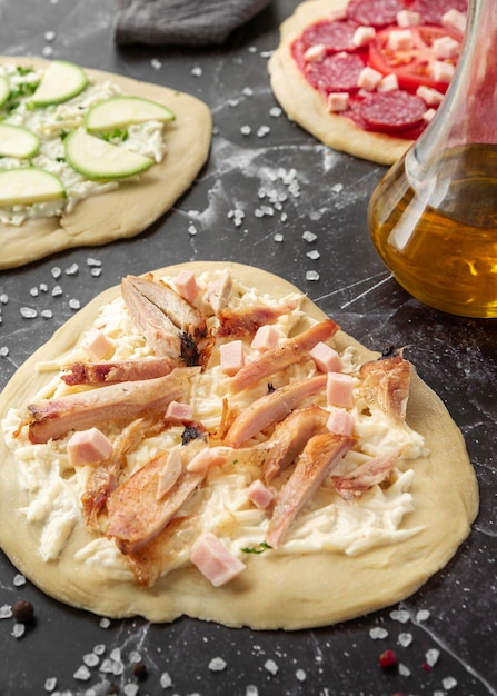 Zusammensetzung mit köstlicher traditioneller Pizza