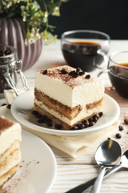 Zusammensetzung mit leckerem Tiramisu auf weißem hölzernem Hintergrund. Leckeres Dessert