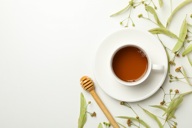 Zusammensetzung mit Linden-Tee auf weißer Draufsicht. Natürlicher Tee