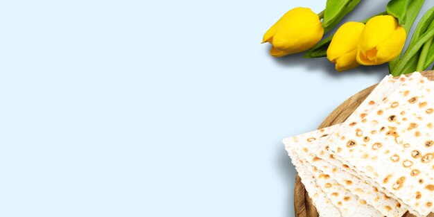 Zusammensetzung mit Matzo und Blumen von oben