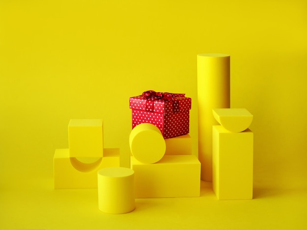 Zusammensetzung mit Podien für die Präsentation von Produkten. Layout der Szene mit gelben Figuren und einem Geschenk. Schaufenster für Produkte.