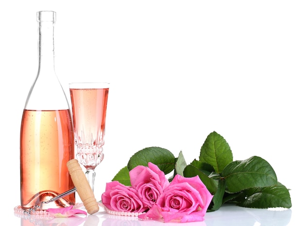 Zusammensetzung mit rosa Schaumwein im Glas, in der Flasche und in den rosa Rosen lokalisiert auf Weiß