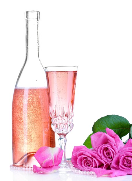 Foto zusammensetzung mit rosa schaumwein im glas, in der flasche und in den rosa rosen lokalisiert auf weiß