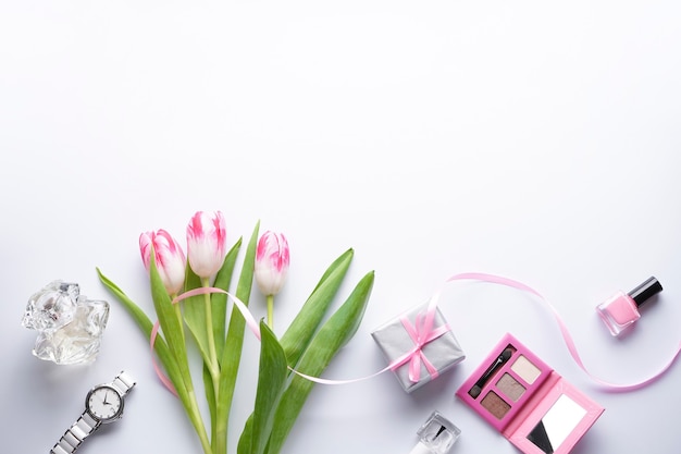 Zusammensetzung mit rosa Tulpen auf einem weißen Hintergrund mit Kopienraum. Draufsicht, flach liegen