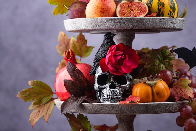 Zusammensetzung mit saisonalen Herbstfrüchten. Elegantes Halloween- oder Thanksgiving-Konzept