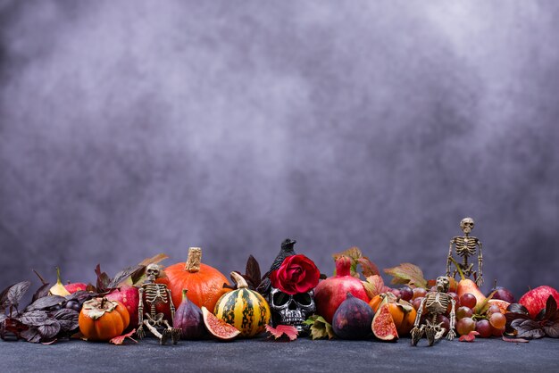 Zusammensetzung mit saisonalen Herbstfrüchten.