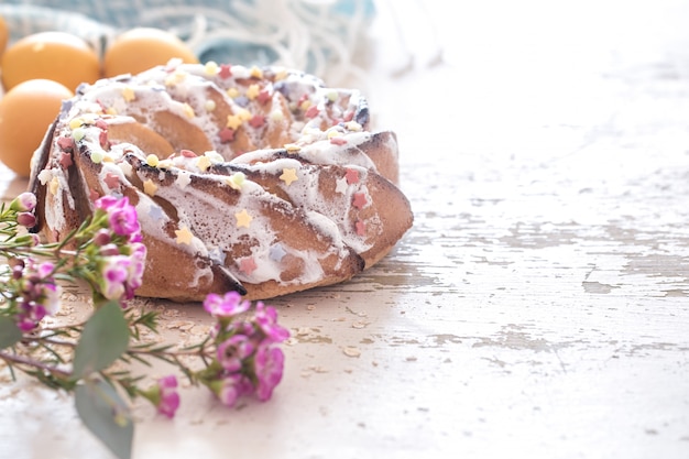 Zusammensetzung mit süßem Osterkuchen und Eiern