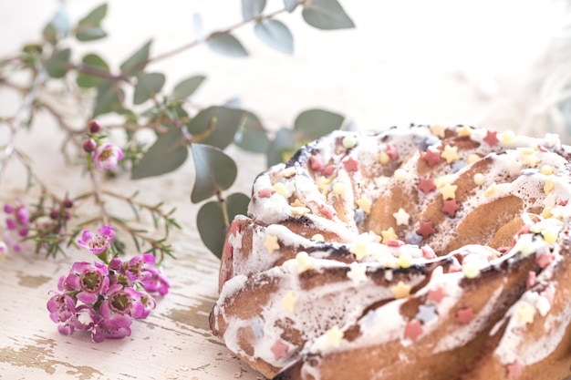 Zusammensetzung mit süßem Osterkuchen und Eiern