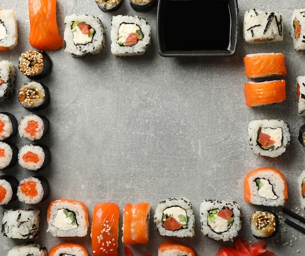 Zusammensetzung mit Sushi-Rollen auf grauer Oberfläche