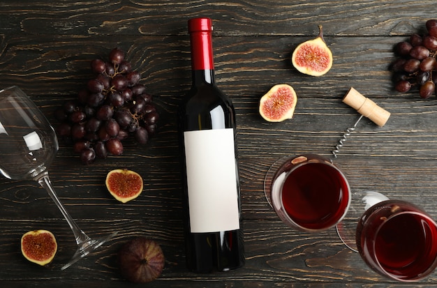 Zusammensetzung mit Traube und Wein auf hölzernem Hintergrund
