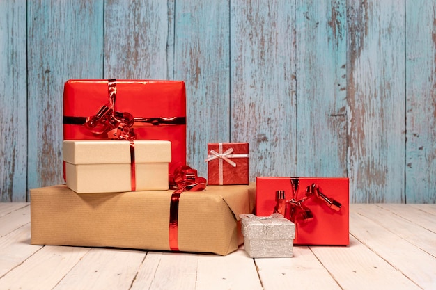 Zusammensetzung mit vielen Geschenken und Kopien für Ihre besten Weihnachtswünsche