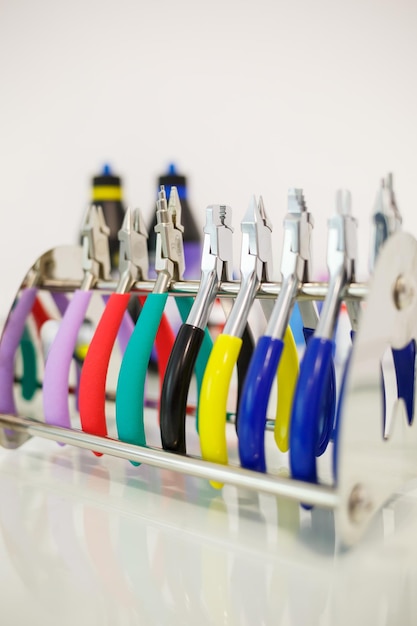 Zusammensetzung verschiedener zahnmedizinischer Geräte. Werkzeuge für Zahnärzte. Zahnheilkunde-Konzept. Zahnextraktionszange