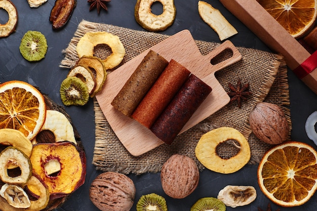 Foto zusammensetzung von fruchtpastille und getrockneten früchten auf dem tisch