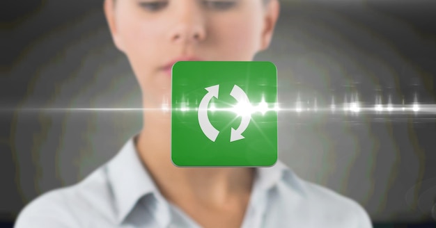 Zusammensetzung von Geschäftsfrau und Bildschirm mit digitalem Recycling-Symbol