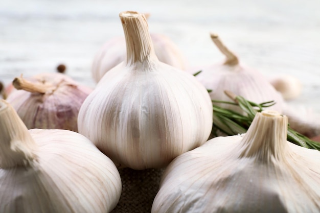 Zusammensetzung von Knoblauch und Rosmarin auf Sackleinen aus nächster Nähe