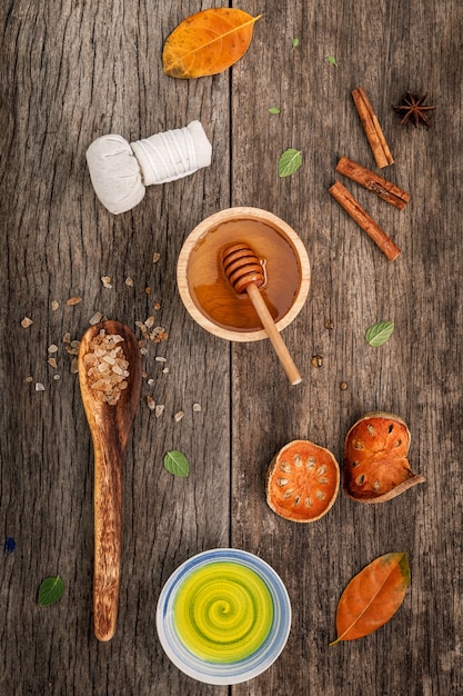 Zusammensetzung von Naturbadekurortbestandteilen auf dem dunklen Holztisch.