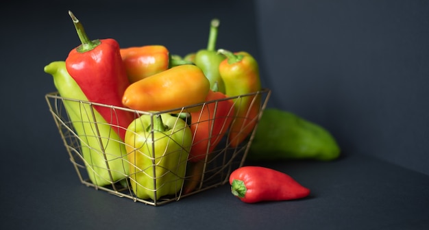 Zusammensetzung von Paprika einer anderen Farbe auf einem dunkelschwarzen Hintergrund