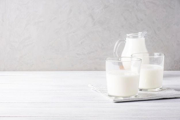 Zusammensetzung von Serviergefäßen aus Glas mit Milch. Gesunde und diätetische Lebensmittel, Milchprodukte. Selektiver Fokus. Platz kopieren.