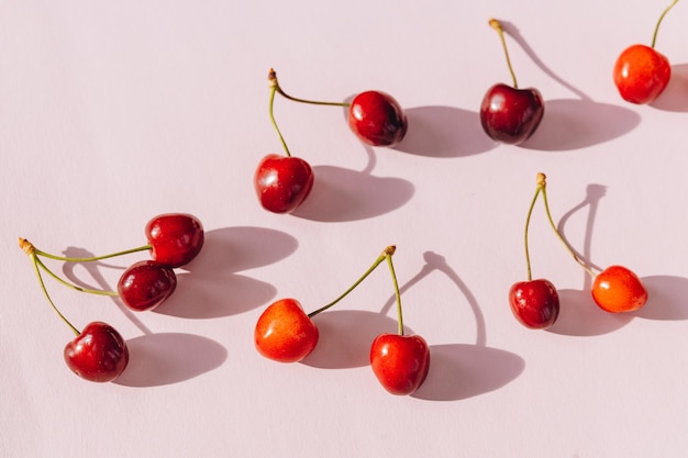 Zusammensetzung von Süßkirschen auf einem rosa Hintergrund