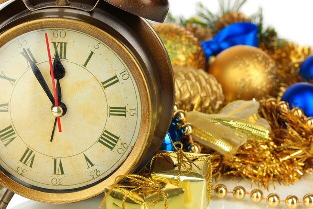 Zusammensetzung von Uhr und Weihnachtsschmuck Nahaufnahme