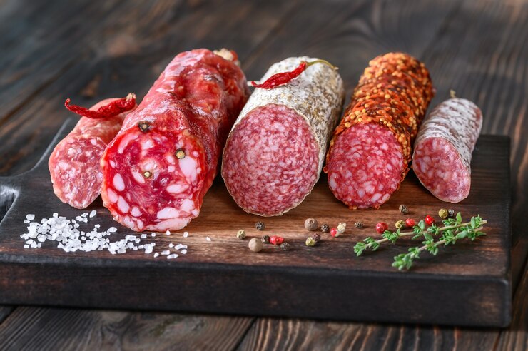 Foto zusammenstellung der salami auf dem hölzernen brett
