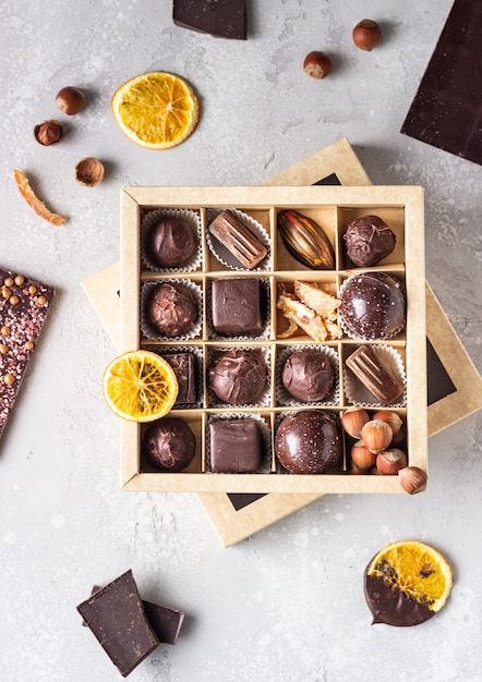 Zusammenstellung der süßen Süßwaren mit Pralinen und Pralinen in einer Geschenkbox.