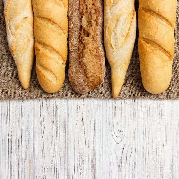 Zusammenstellung von frischen französischen stangenbroten auf einem holztisch