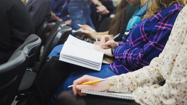 Foto zuschauer bei seminarstudenten oder geschäftsleute bei einer konferenz oder präsentationswerkstatt