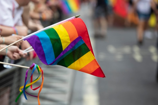 Zuschauer schwenken eine schwule Regenbogenfahne bei einer LGBT-Gay-Pride-Community-Veranstaltung