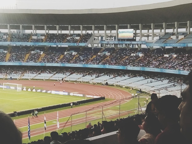 Zuschauer sitzt im Stadion