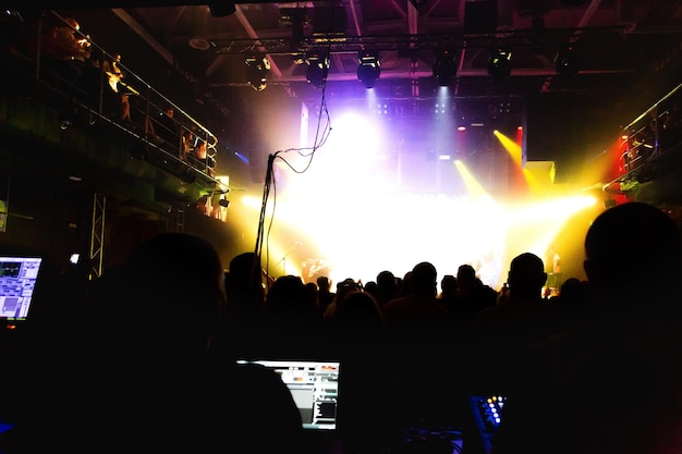 Foto zuschauermenge vor der bühne bei einem konzert einer beliebten band