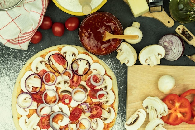 Zutaten auf dem Tisch für die Herstellung von Pizza