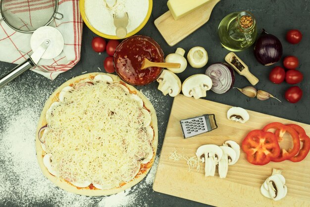 Zutaten auf dem Tisch für die Herstellung von Pizza