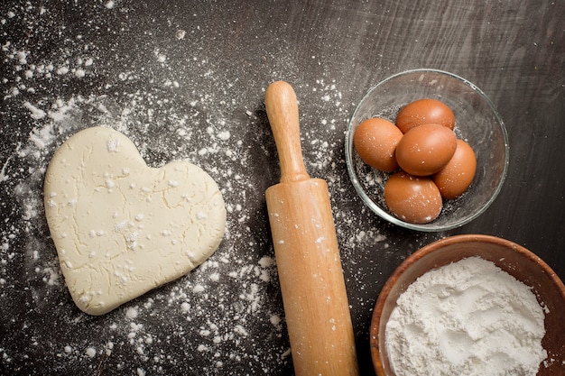 Zutaten Bäckerei machen auf schwarzem Holztisch